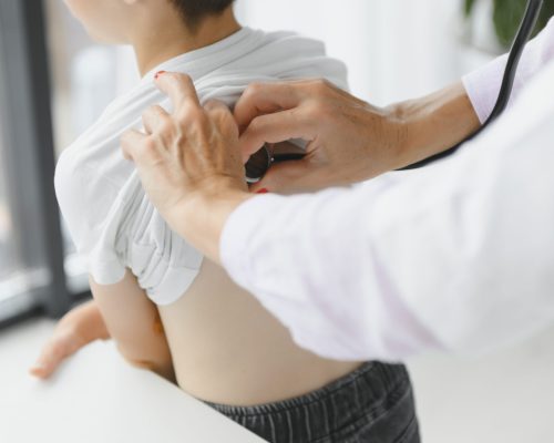 Pediatra escuchando pulmones a niño en Las Condes