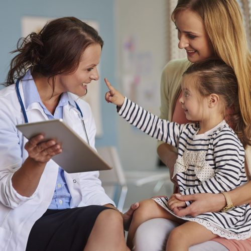 Doctora especialista en Pediatría atendiendo a niño en Las Condes